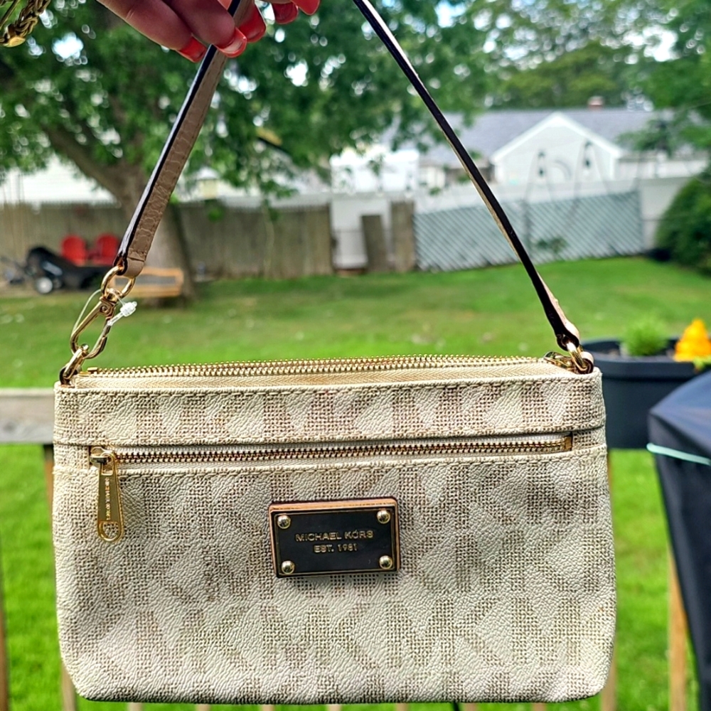 🔥Authentic One Of A Kind Michael Kors Cream and Gold Clutch